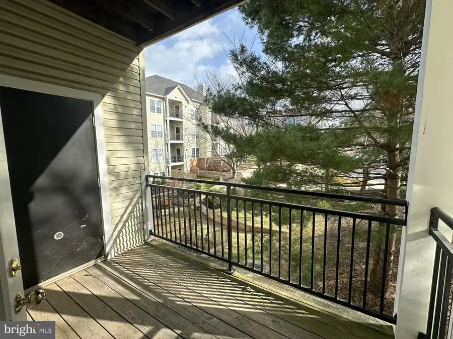4131 Fountainside Ln #j204, Fair Oaks, VA 22030 - Image #2