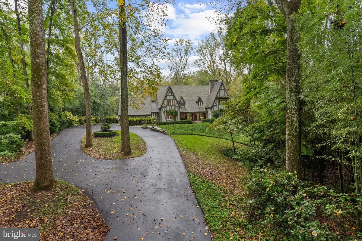 10205 Cedar Pond Dr, Vienna, VA 22182 - #1