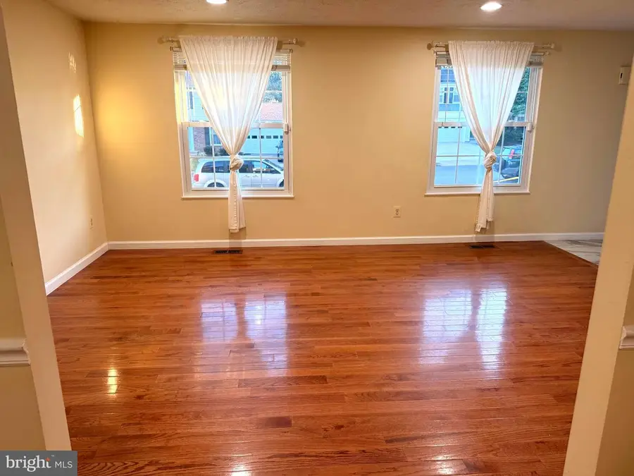 10434 Calumet Grove Dr, Fairfax Station, VA 22032 - Image #3