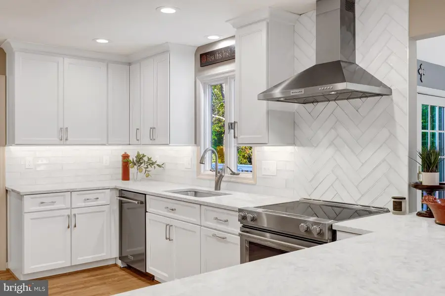 329 Club View Dr, Great Falls, VA 22066 - Image #2