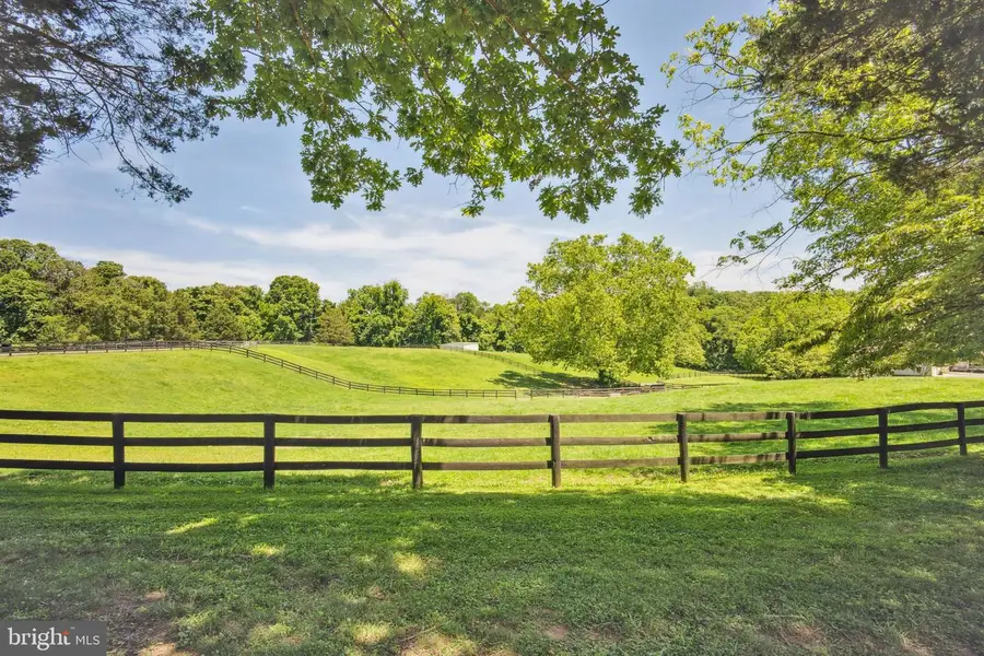 9341 Cornwell Farm Dr, Great Falls, VA 22066 - Image #2