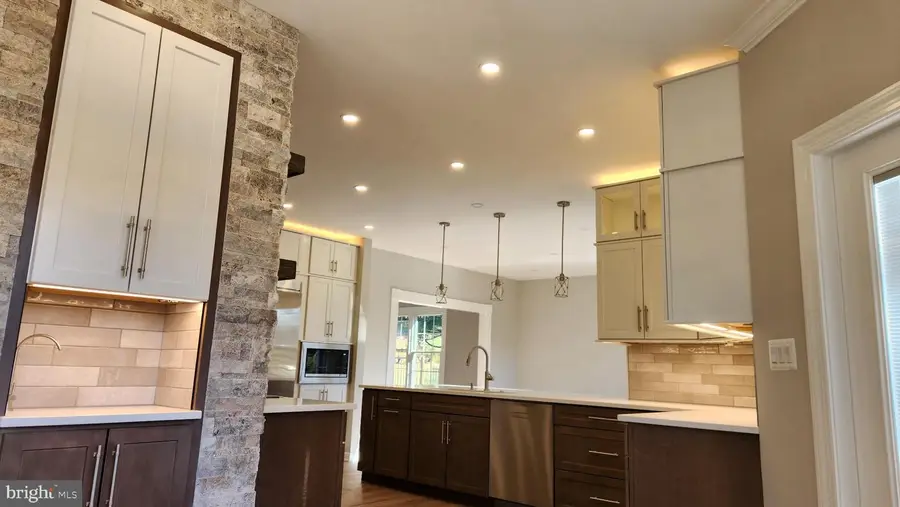 353 Gallop Wood Pl, Great Falls, VA 22066 - Image #2