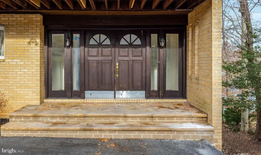 6220 Lakeview Dr, Falls Church, VA 22041 - Image #3