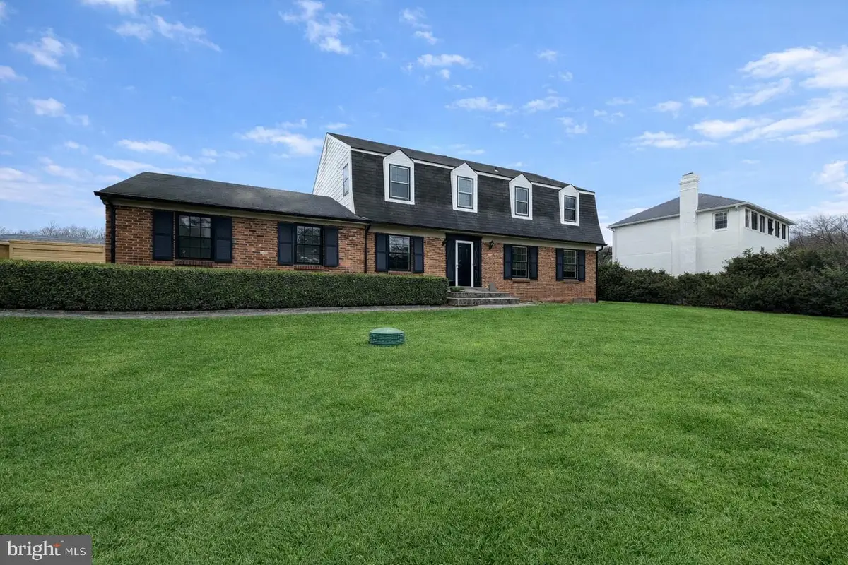 1002 Kimberwicke Rd, McLean, VA 22102 - #1