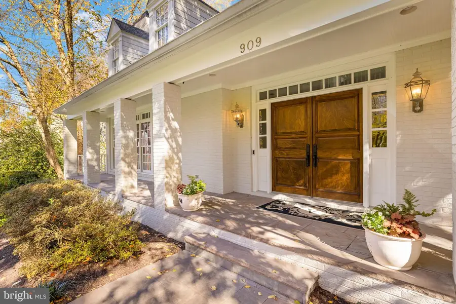 909 Douglass Dr, McLean, VA 22101 - Image #2