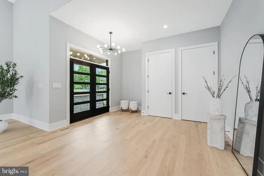 1052 Balls Hill Rd, McLean, VA 22101 - #3