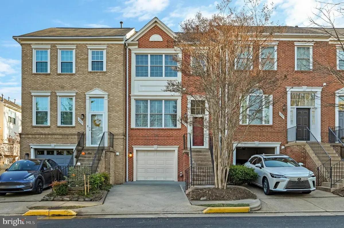 12025 Edgemere Cir, Reston, VA 20190 - Image #1