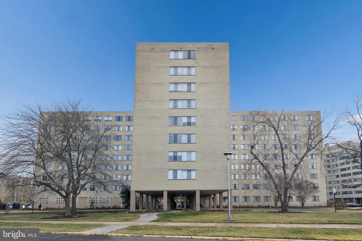 6621 Wakefield Dr #713, Alexandria, VA 22307 - Image #1