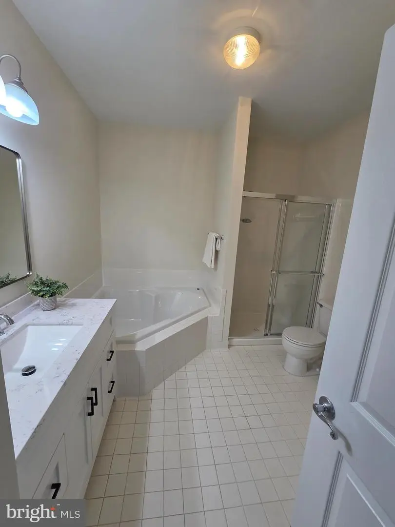 11623 Cavalier Landing Ct #304, Fairfax, VA 22030 - Image #3