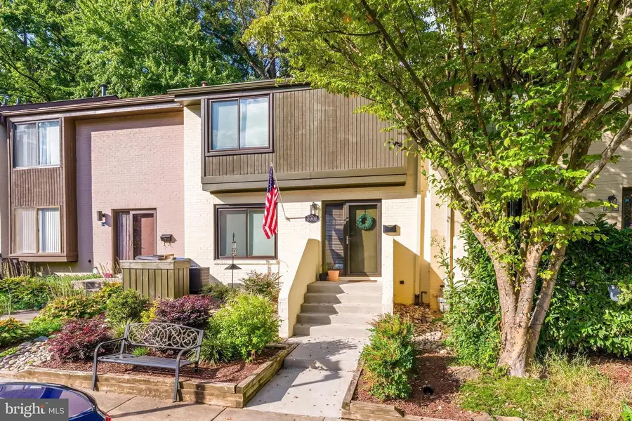 2002 Golf Course Dr, Reston, VA 20191 - Image #2