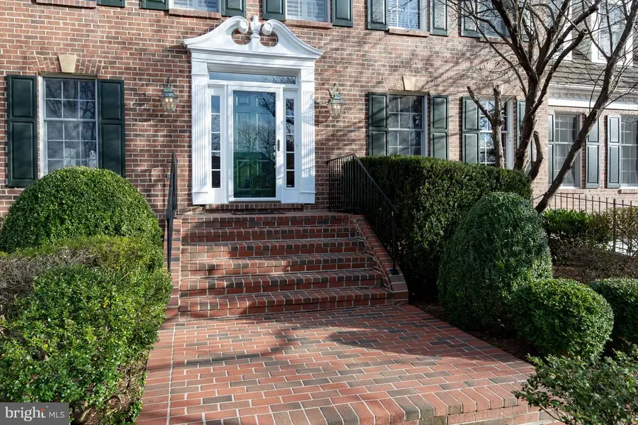8815 Surrey Ct, Alexandria, VA 22309 - Image #3