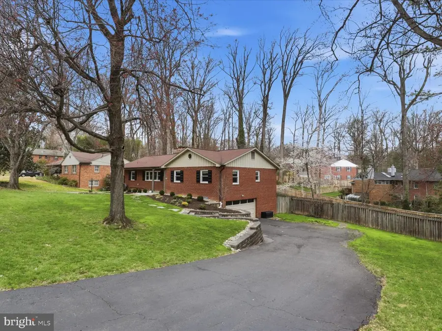 6424 Walters Woods Dr, Falls Church, VA 22044 - #3