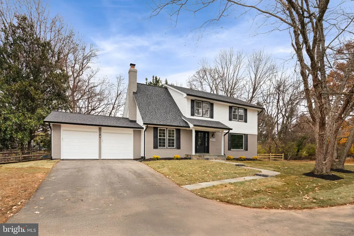 2678 Oakton Glen Dr, Vienna, VA 22181 - Image #1