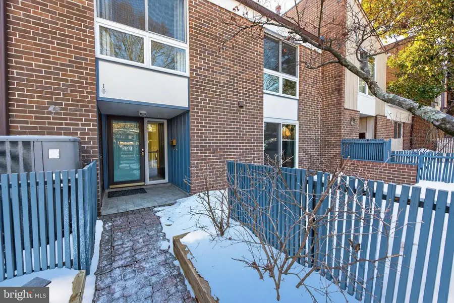 11560 Links Dr, Reston, VA 20190 - Image #2