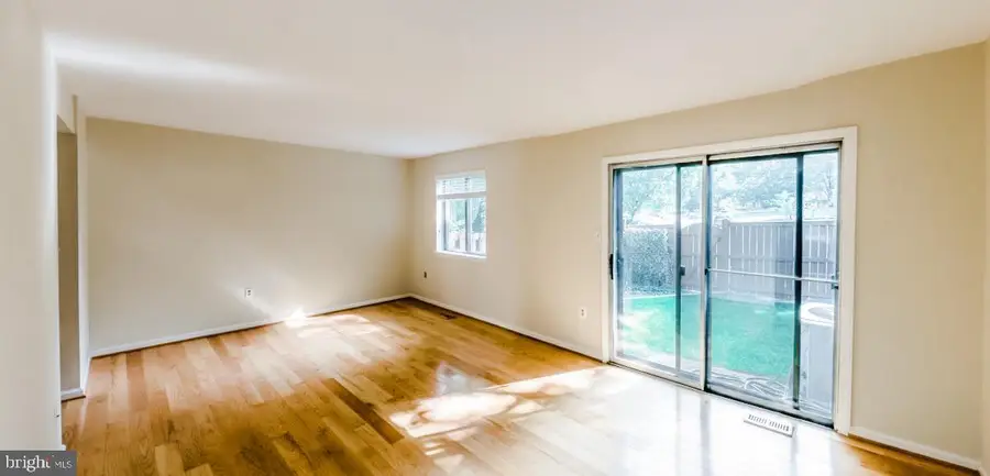 9628 Lindenbrook St, Fairfax, VA 22031 - Image #3