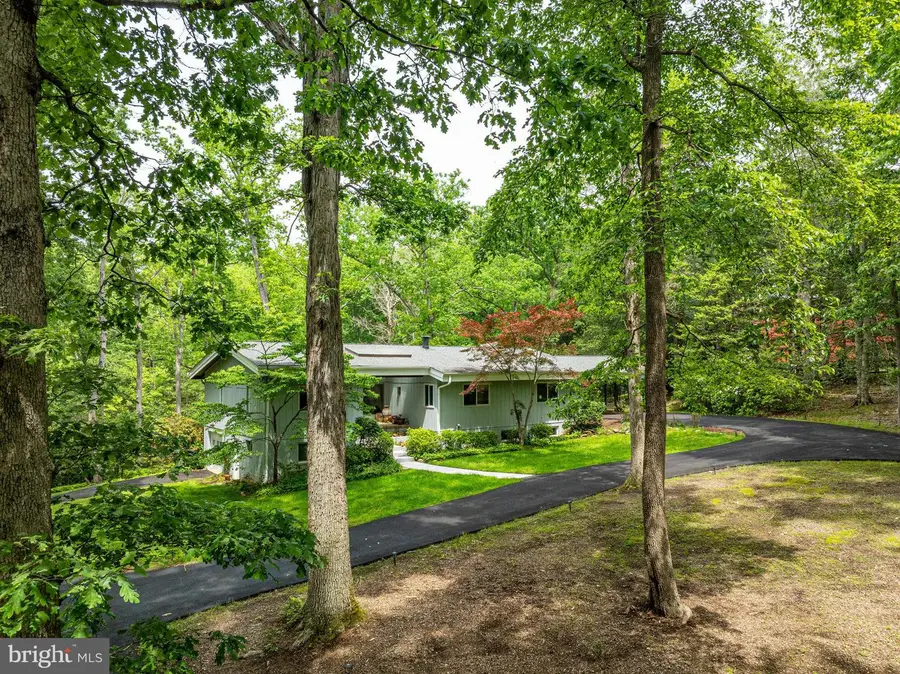 10611 Allenwood Ln, Great Falls, VA 22066 - #2