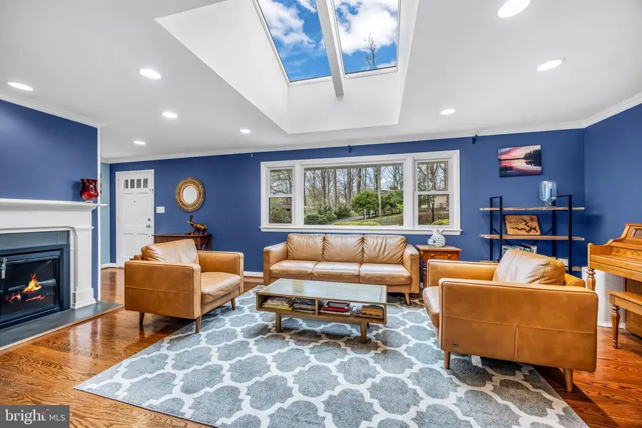 6402 Crosswoods Dr, Falls Church, VA 22044 - #2