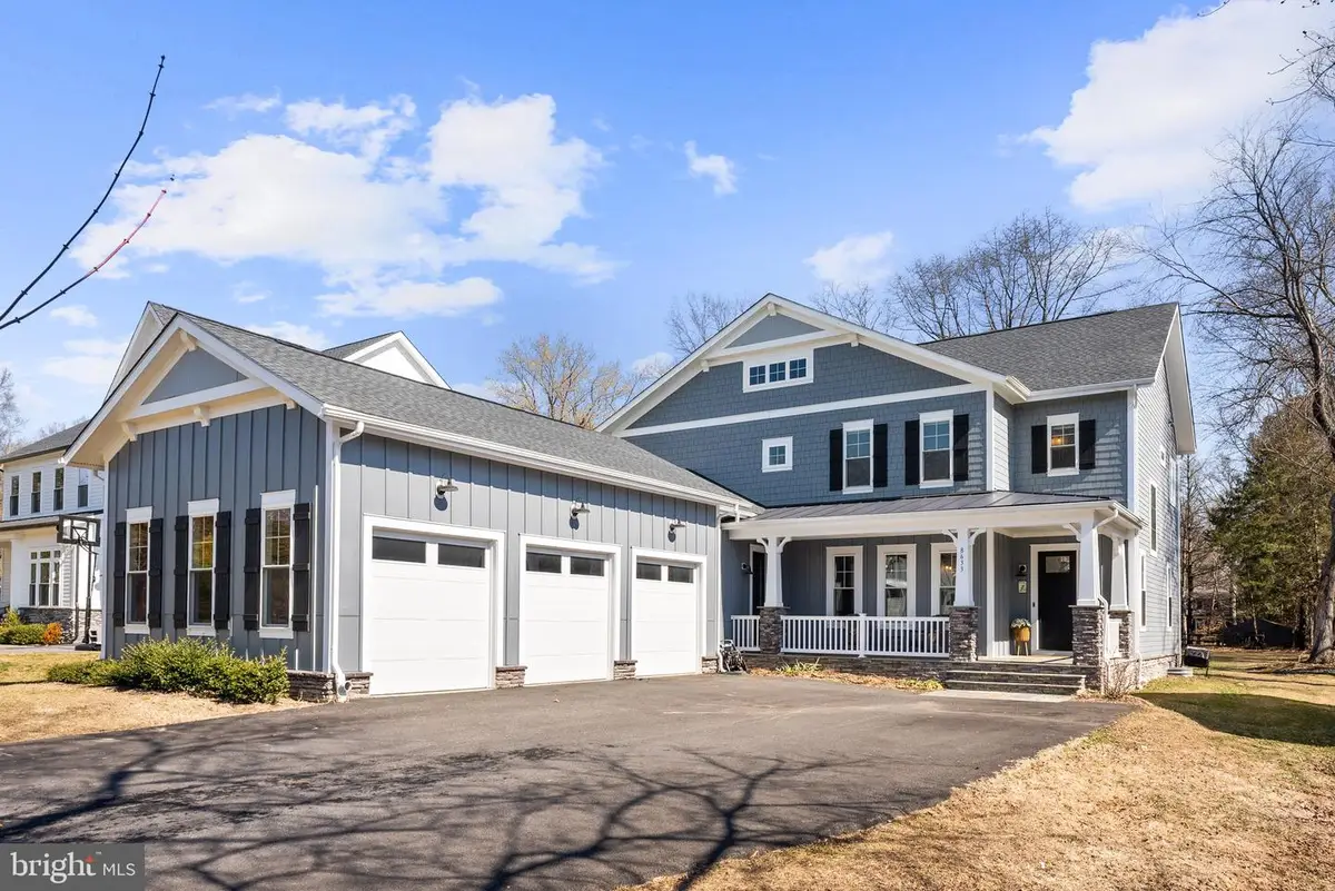 8633 Fort Hunt Rd, Alexandria, VA 22308 - #1