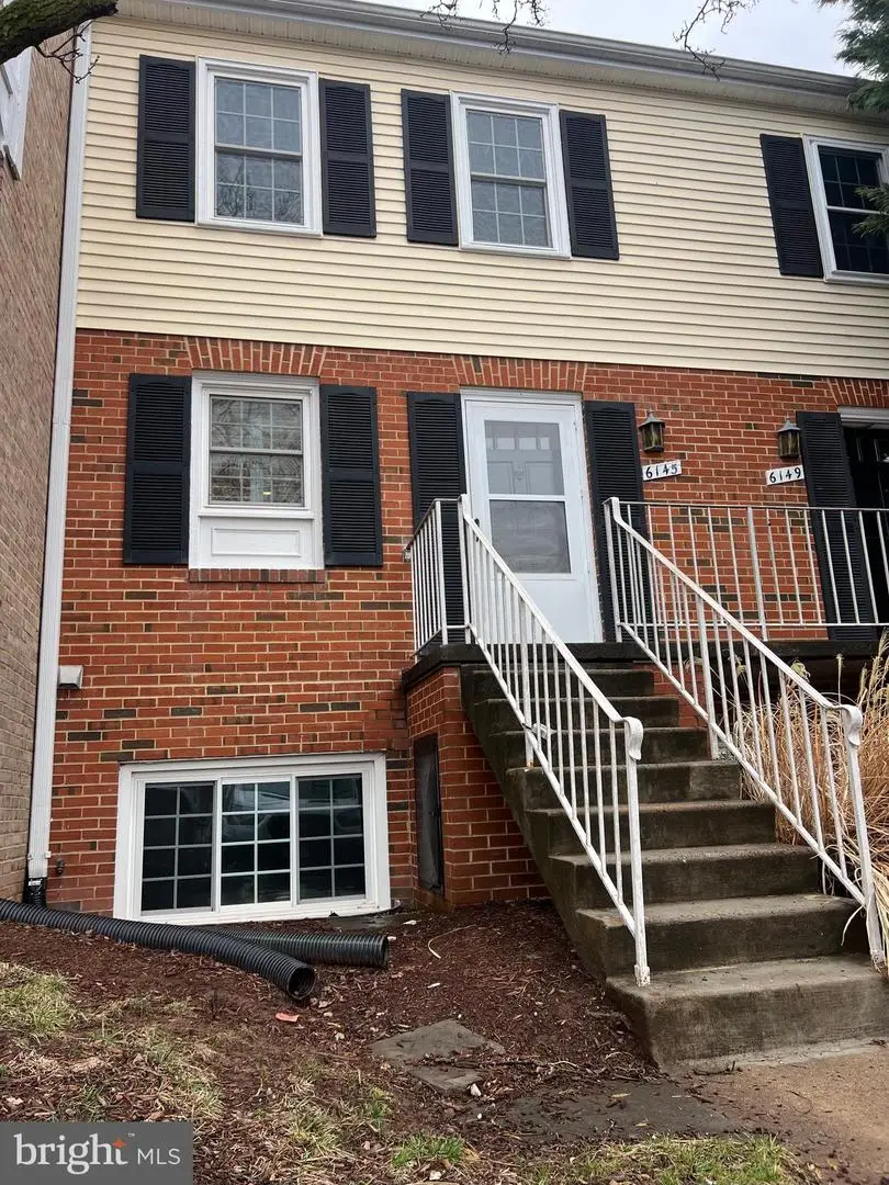 6145 Strasburg Dr, Centreville, VA 20121 - #1