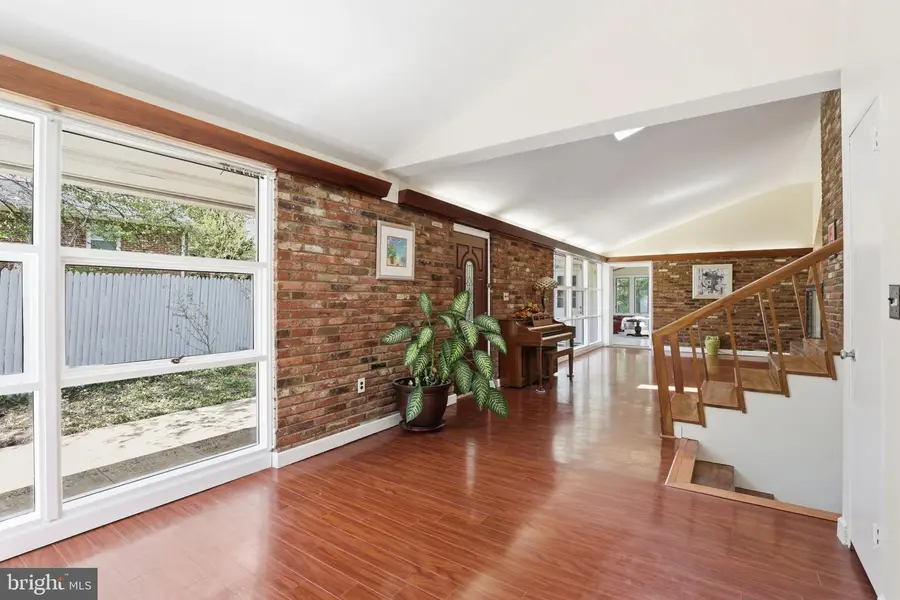 6811 Valley Brook Dr, Falls Church, VA 22042 - #2