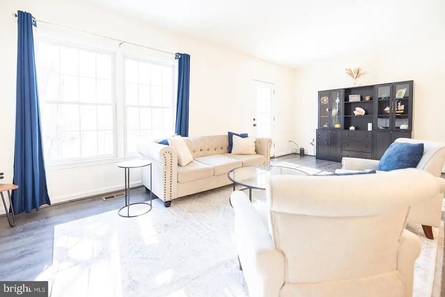 8009 Bethelen Woods Ln, Springfield, VA 22153 - #3