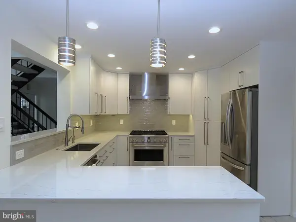 9329 Raintree Rd, BURKE, VA 22015