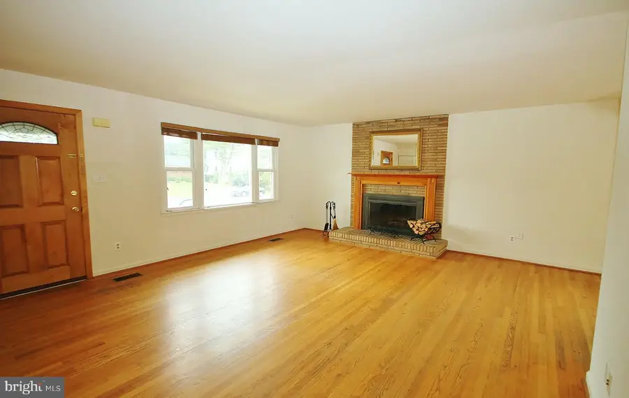 5504 Inverchapel Rd, Springfield, VA 22151 - #3