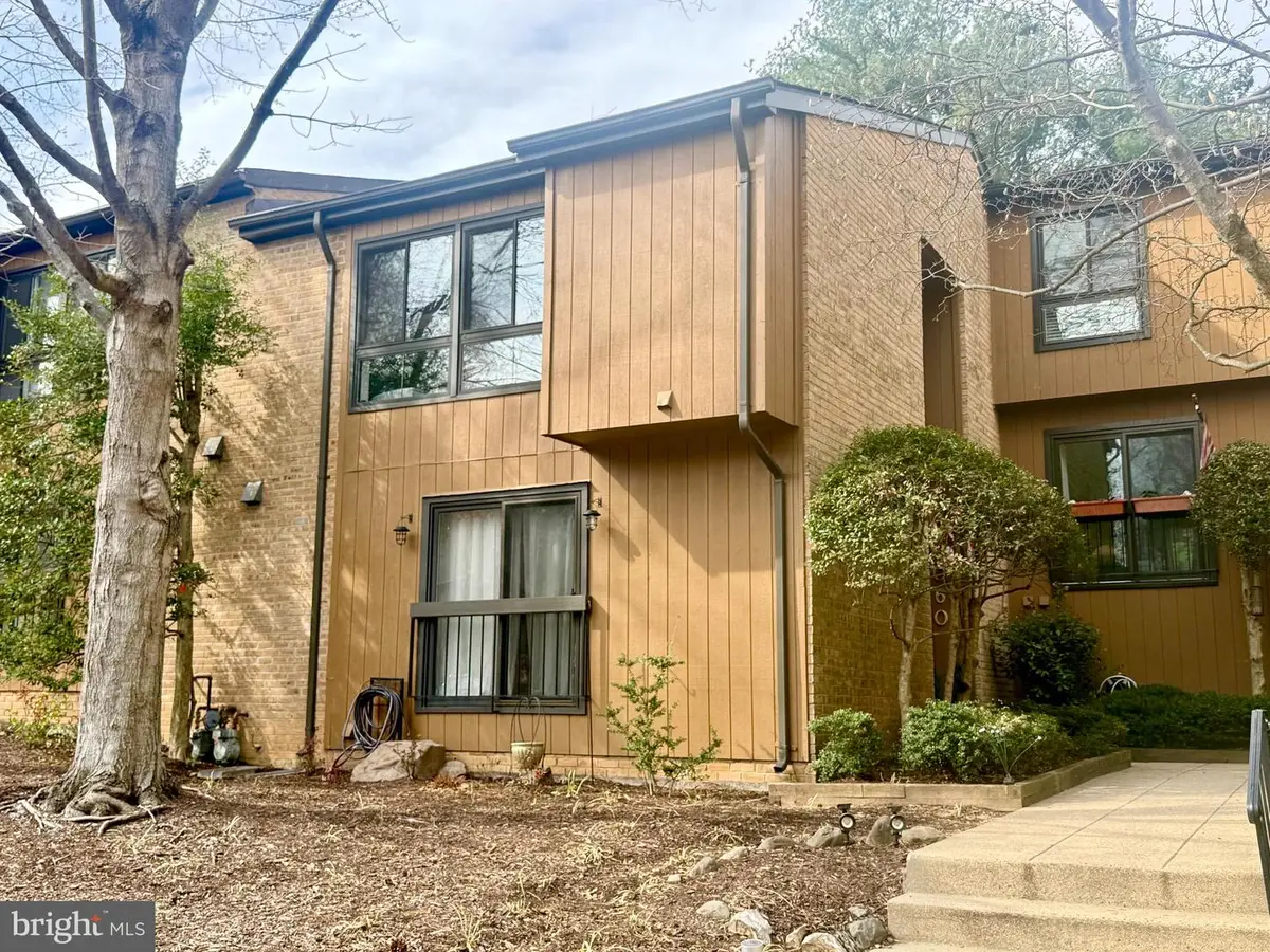 9060 Blarney Stone Dr, Springfield, VA 22152 - #1