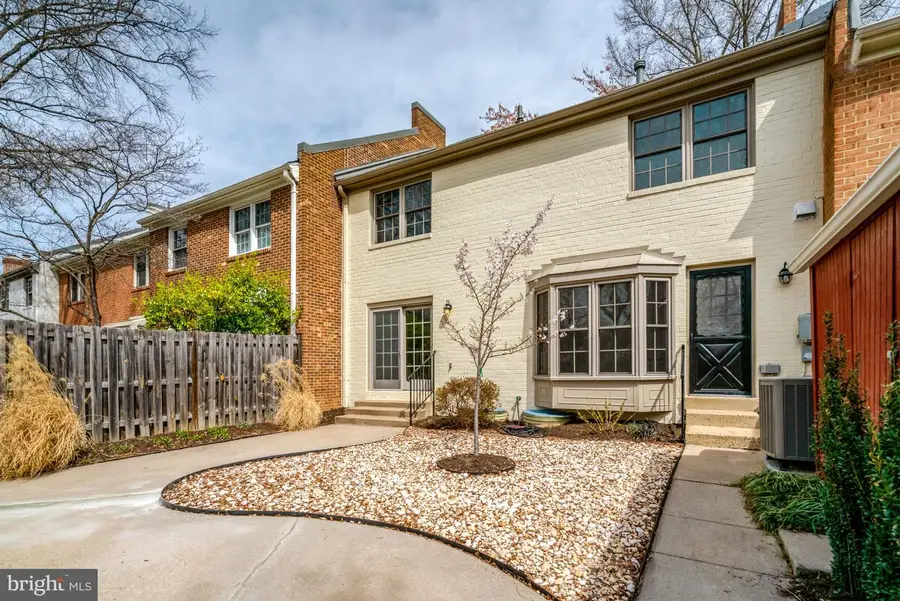 8523 Lakinhurst Ln, Springfield, VA 22152 - #2