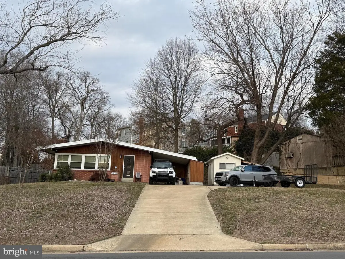 2904 Farmington Dr, Alexandria, VA 22303 - #1