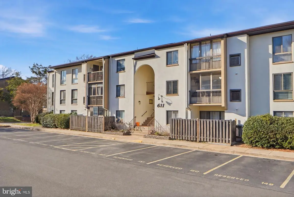 611 Center St #101, Herndon, VA 20170 - #1