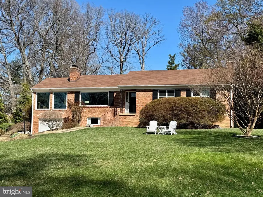 2807 Maple Ln, Fairfax, VA 22031 - #2