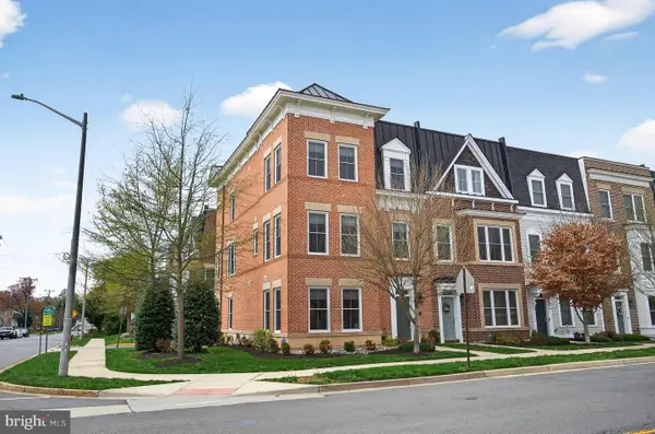 151 Center S #1, VIENNA, VA 22180
