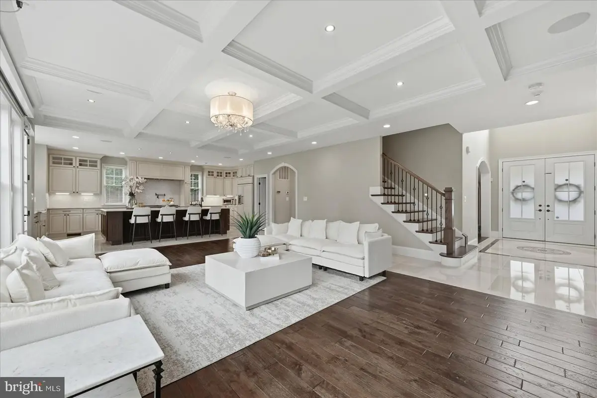 802 Cottage St Sw, Vienna, VA 22180 - #1