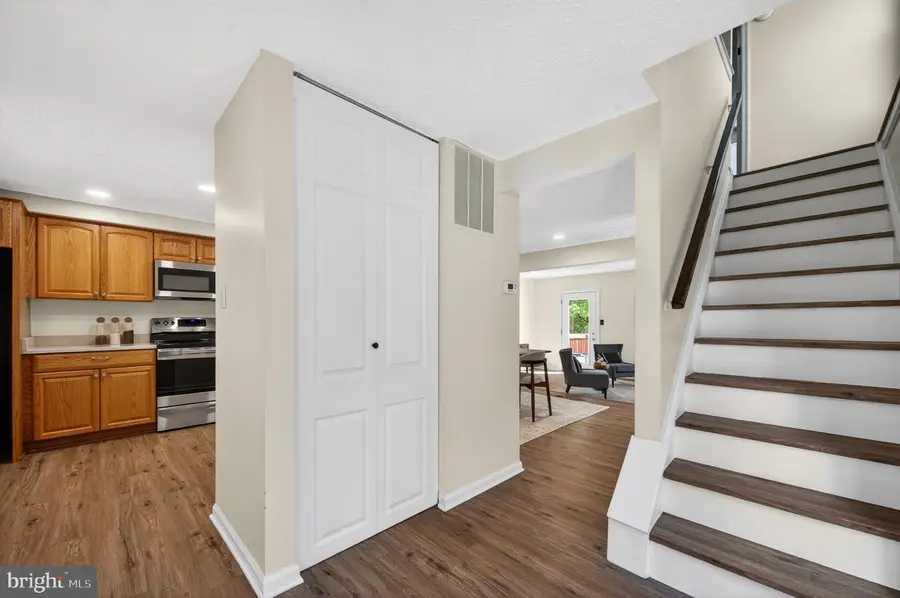 9129 Blarney Stone Dr, Springfield, VA 22152 - #3