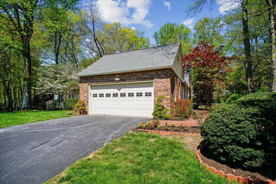 11104 Loran Rd, Great Falls, VA 22066 - #3