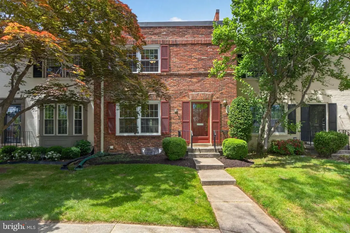 8426 Grenoble Ct, Springfield, VA 22152 - #1