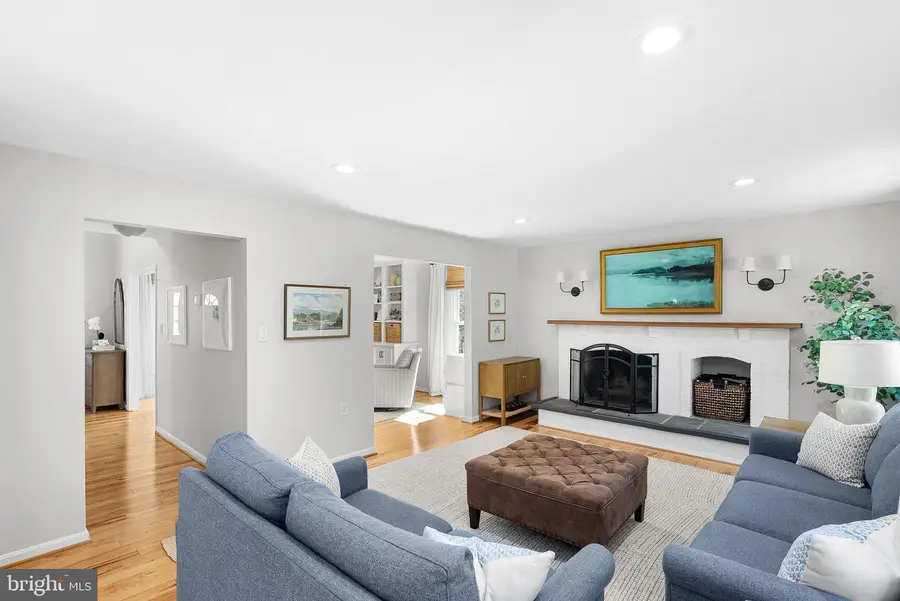 811 Follin Farm Ln, Great Falls, VA 22066 - #2