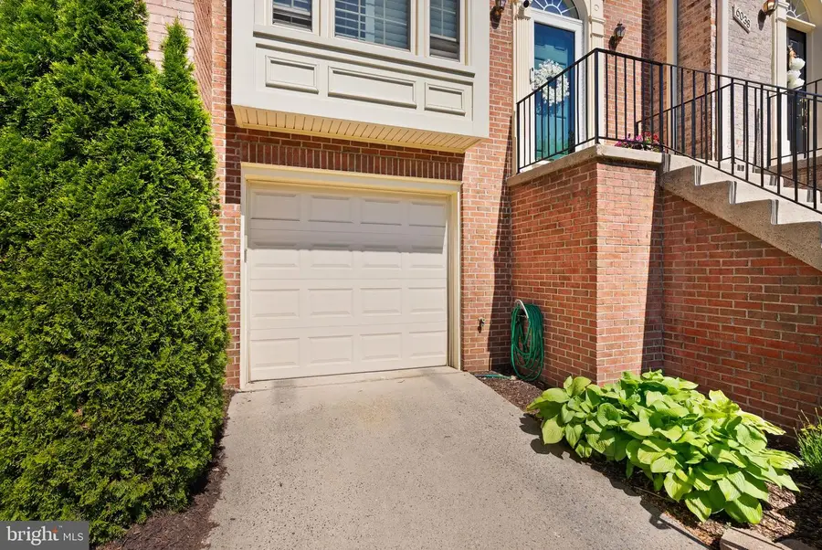 6040 Kelsey Ct, Falls Church, VA 22044 - #3