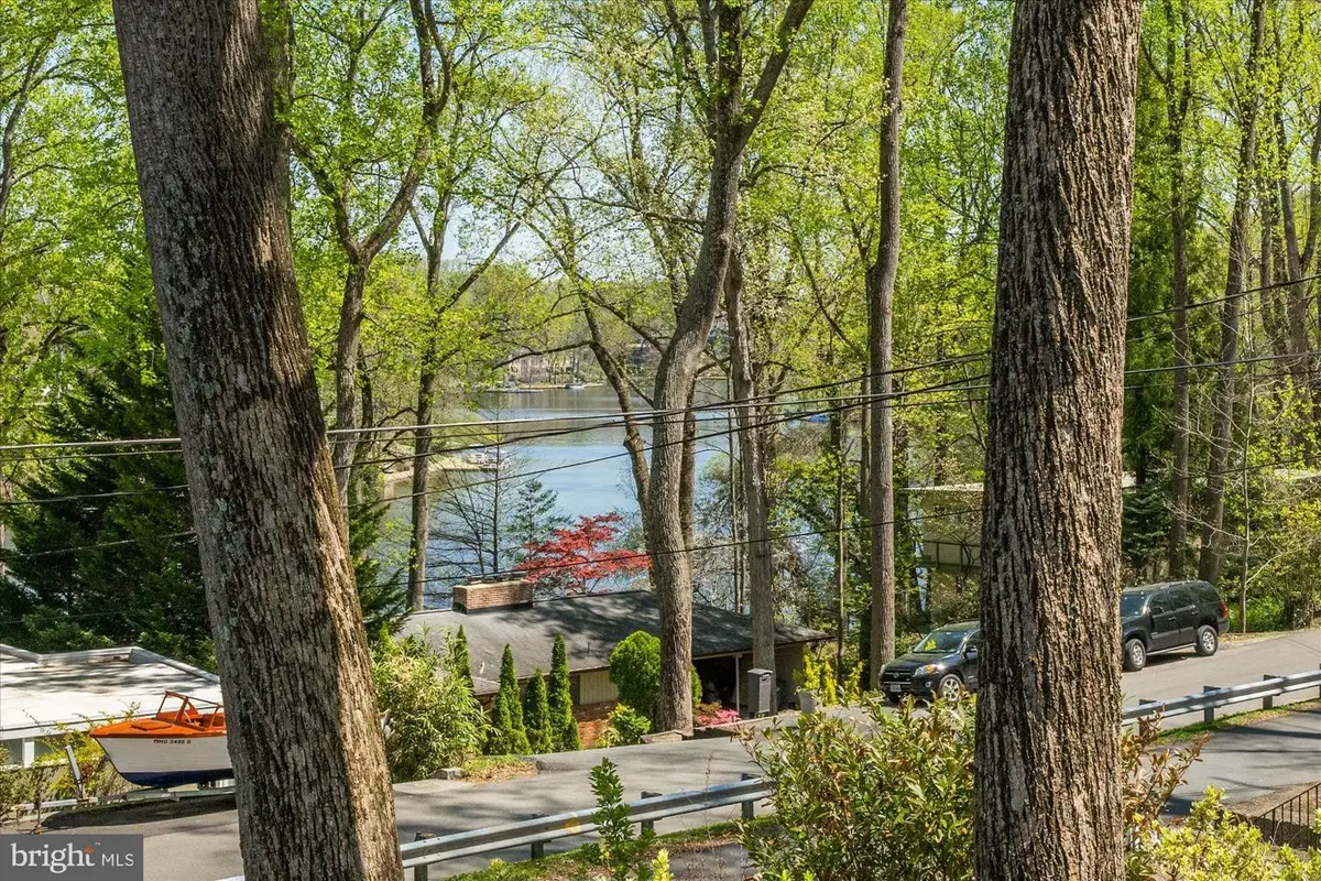 6439 Lakeview Dr, Falls Church, VA 22041 - #1