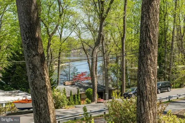 6439 Lakeview Dr, FALLS CHURCH, VA 22041