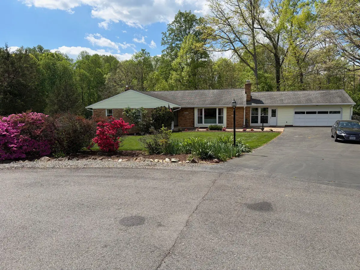 10425 Lake Ridge Dr, Oakton, VA 22124 - #1