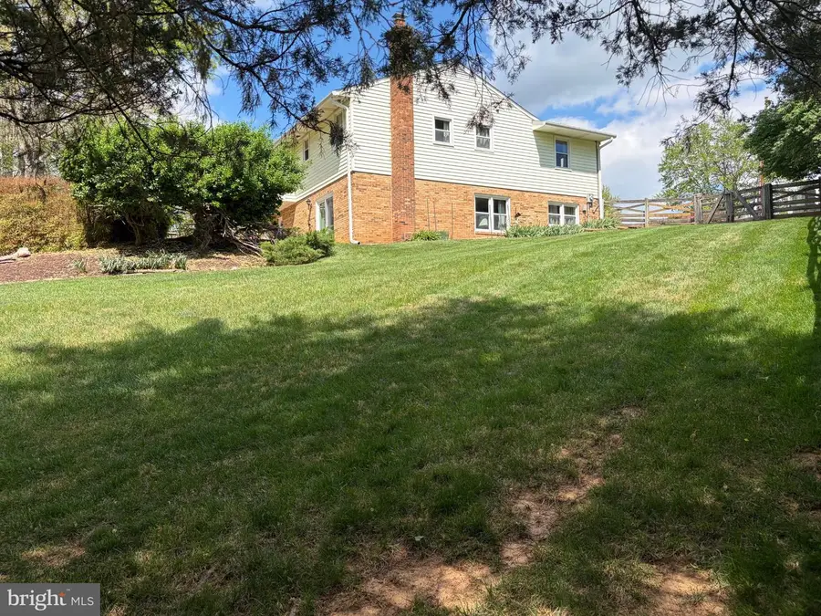 10425 Lake Ridge Dr, Oakton, VA 22124 - #2