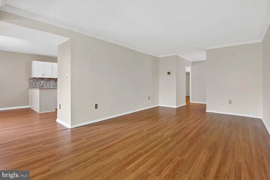 9725 Kings Crown Ct #202, Fairfax, VA 22031 - #3