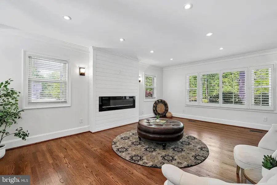 11341 Crescent Dr, Fairfax, VA 22030 - #2