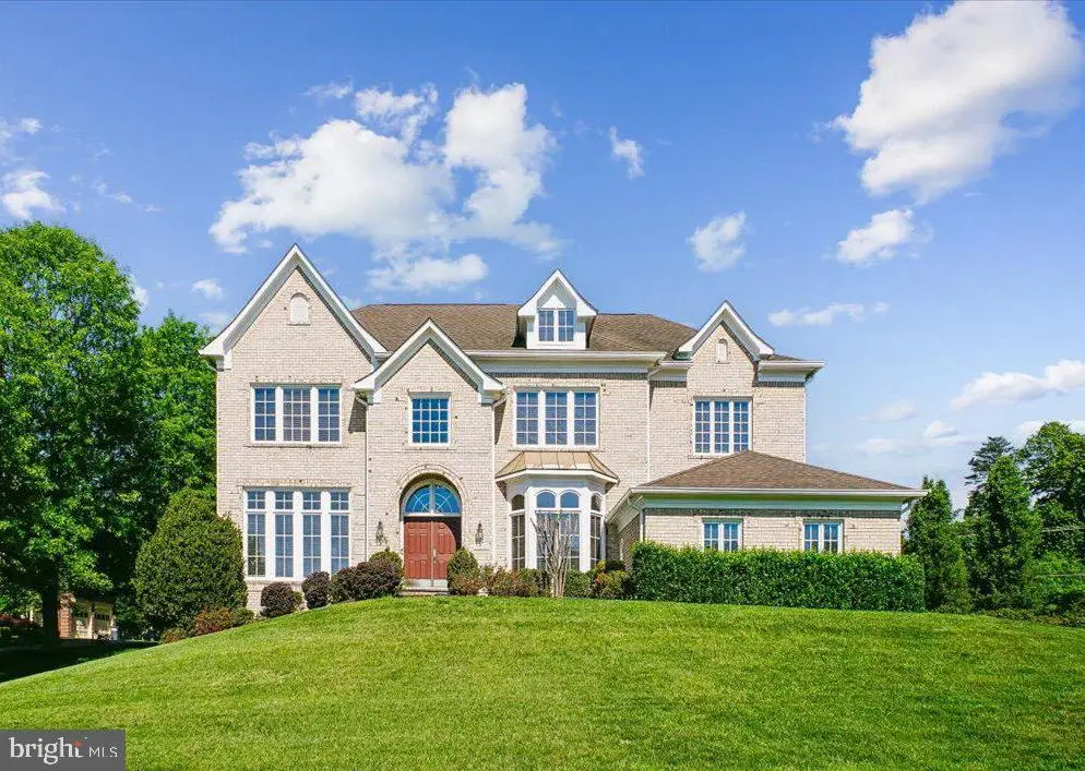 11040 Heathland Dr, Oakton, VA 22124 - #1