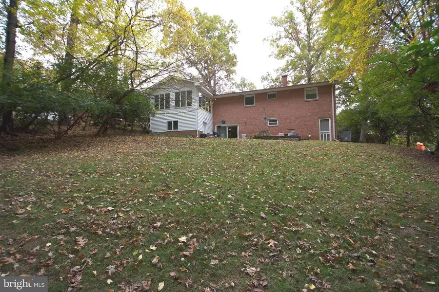 9921 Woodrow St, Vienna, VA 22181 - #3