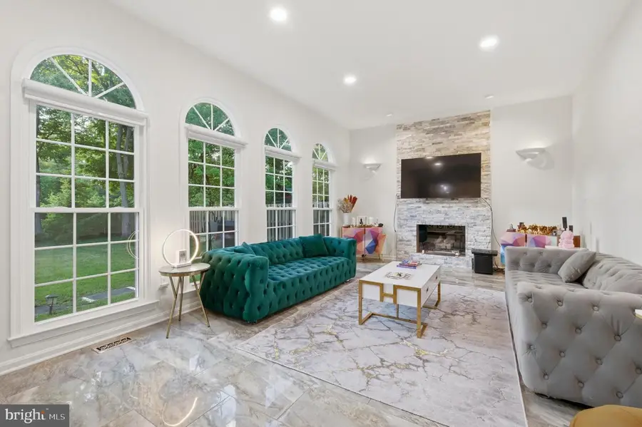 8619 Oak Chase Cir, Fairfax Station, VA 22039 - #2