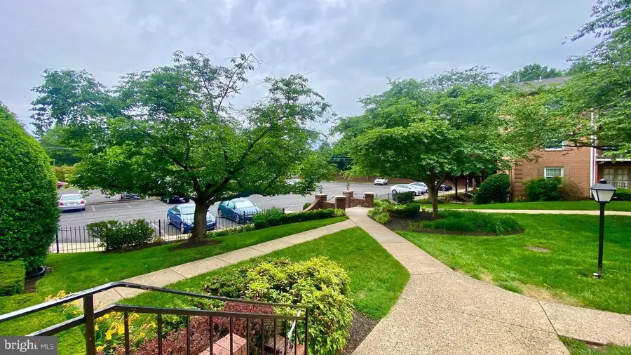 3330 Spring Ln #d-10, Falls Church, VA 22041 - #3