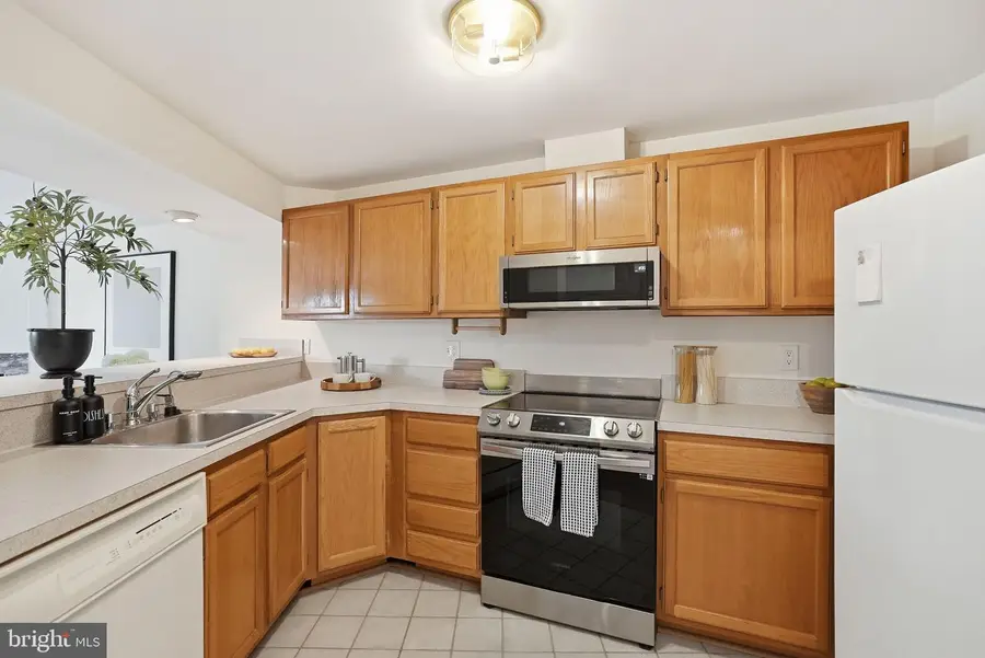 1686 Oaktree Ct, Reston, VA 20194 - #3
